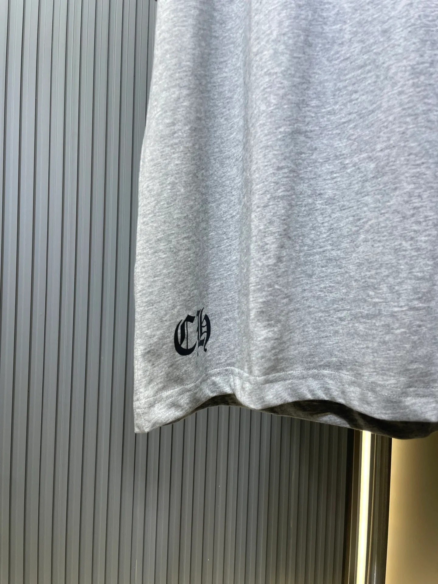 P240 CHROME HEART🌟【Top original order】CHROME HEART Sanskrit letter printed short sleeves are crafted from custom-made pure cotton fabrics, with excellent texture, comfortable and soft feel, skin-friendly and breathable, and sweat-absorbent. It is the best choice for summer. The chest is decorated with the brand's iconic pattern printing, single-sided reactive dyeing, and thermosetting ink printing. It can be matched with many types of clothing to create a fashionable look. Customized accessories, complete with three labels, same size for men and women. Size: s-xl